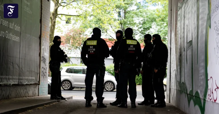 vermummte-polizisten-stehen.webp.webp