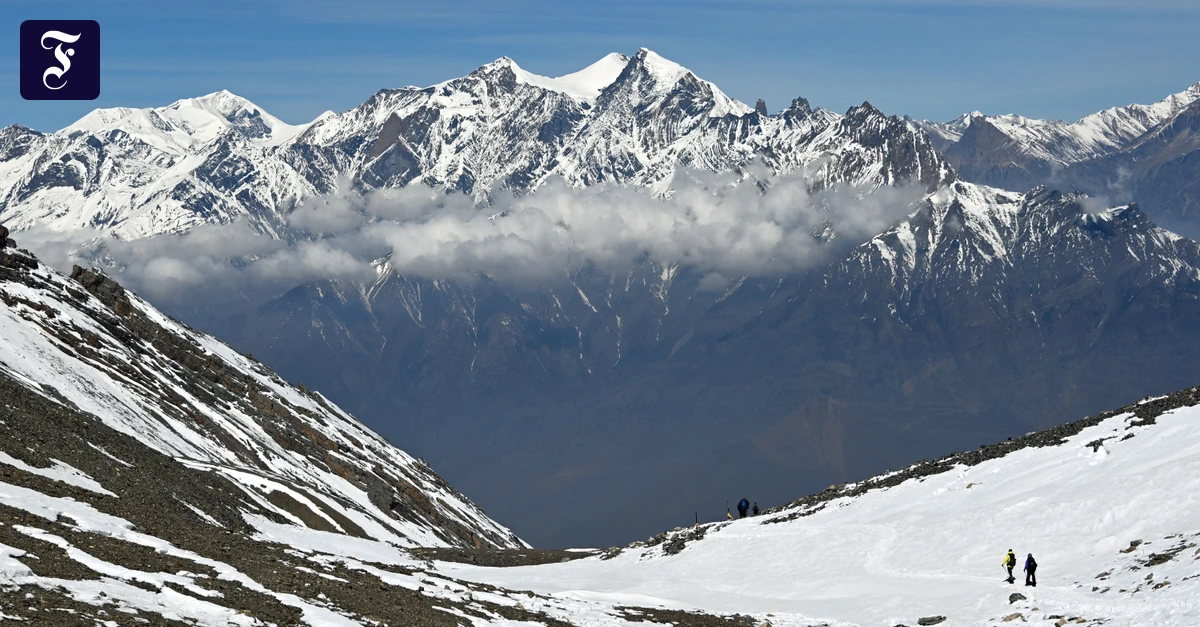 wanderer-gehen-am-thorong-la.webp.webp