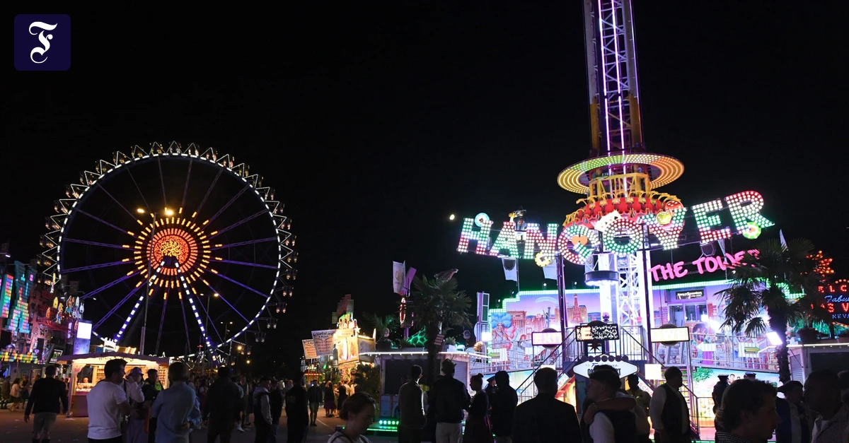 wiesn-besucher-stehen-vor.webp.webp