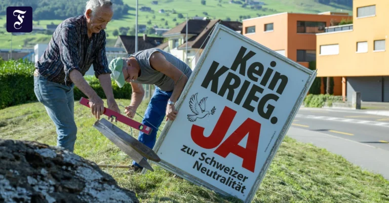 zwei-ehrenamtliche-bringen-im.webp.webp