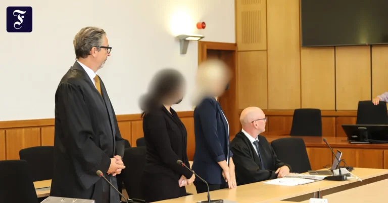 zwei-polizeibeamtinnen-stehen.webp.webp