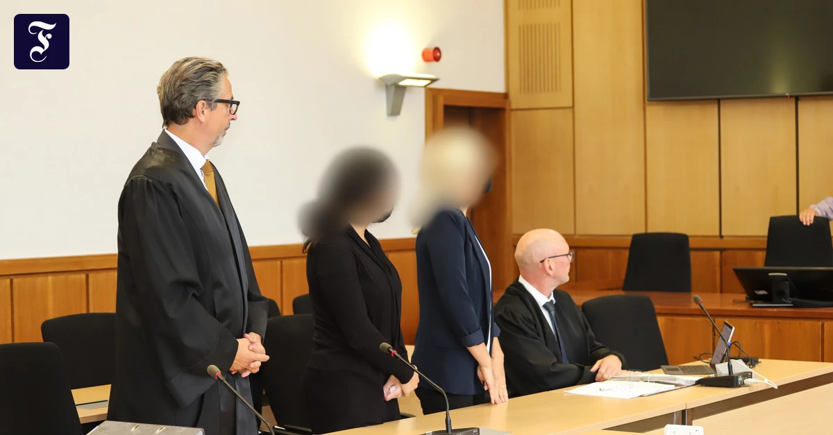 zwei-polizeibeamtinnen-stehen.webp.webp