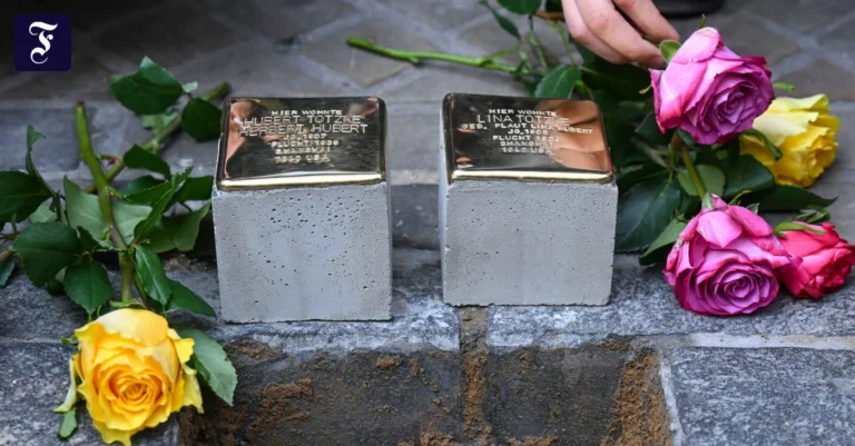 zwei-stolpersteine-werden-im.webp.webp