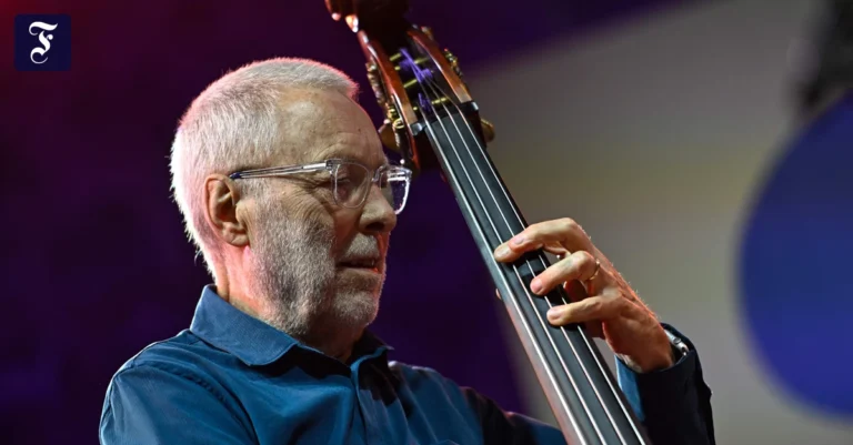 dave-holland-auf-der-buehne.webp.webp