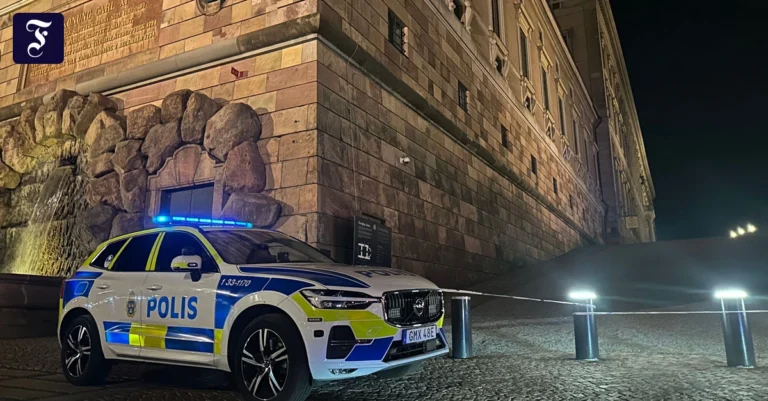 ein-polizeiwagen-steht-vor-der.webp.webp