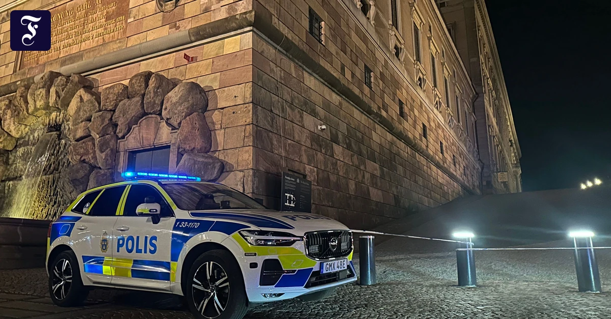 ein-polizeiwagen-steht-vor-der.webp.webp