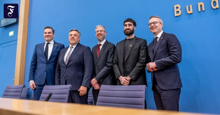 hochpolitisch-die-verkuendung.webp.webp