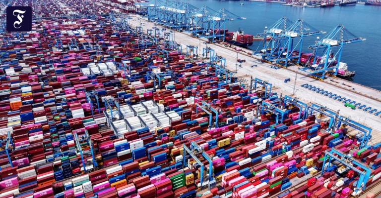 kraene-entladen-container-von.webp.webp
