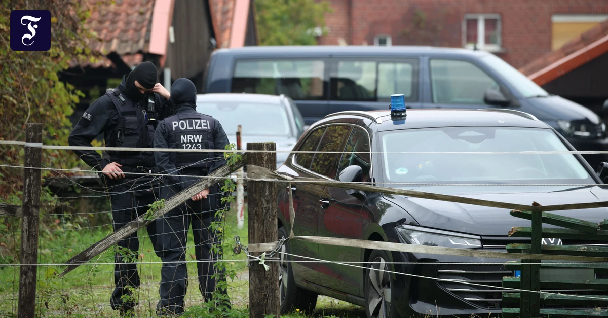 polizeibeamte-stehen-vor-dem.webp.webp