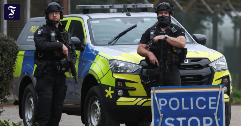 polizisten-stehen-ende.webp.webp